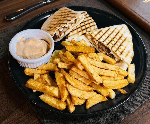 Piadina de Pui si Bacon Acompaniat de cartofi prajiti